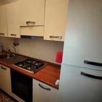 Cucina con elettrodomestici