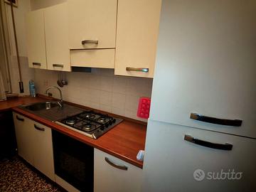 Cucina con elettrodomestici