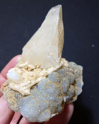 AUG18.03 CALCITE su Calcedonio (Sardegna, Italia)