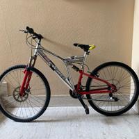 Bicicletta mountain bike per ragazzo.