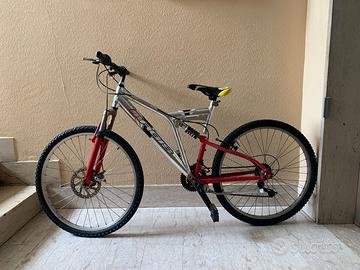 Bicicletta mountain bike per ragazzo.