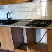 Cucina con sportelli