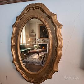 Specchio ovale con cornice sagomata 