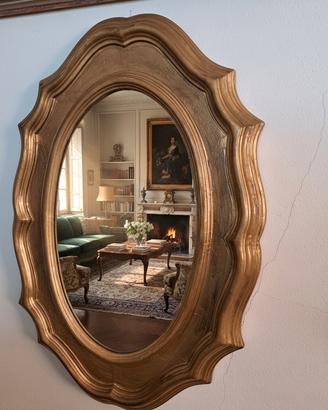Specchio ovale con cornice sagomata 