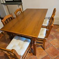 tavolo da cucina con sedie