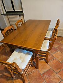 tavolo da cucina con sedie