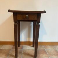 Coppia di comodini in legno massello con cassetto