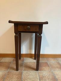 Coppia di comodini in legno massello con cassetto