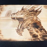 Drago inciso a mano su legno – pirografato