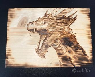 Drago inciso a mano su legno – pirografato