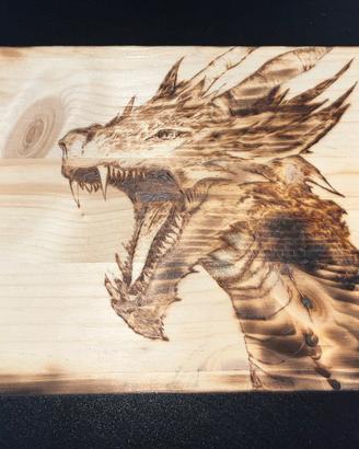 Drago inciso a mano su legno – pirografato