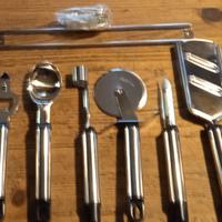 utensili per cucina con supporto e gancetti