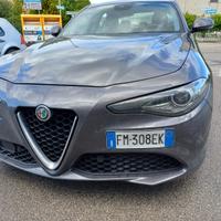 Splendida Alfa Romeo Giulia 2.2 td