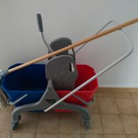 Carrello per pulizia industriale con strizzatore