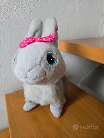 Coniglio peluche saltatore e risponde alla voce