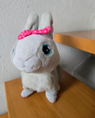 Coniglio peluche saltatore e risponde alla voce