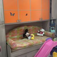 Cameretta con solo letto sotto rotto