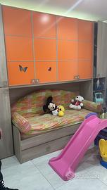 Cameretta con solo letto sotto rotto