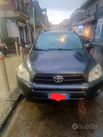 Toyota RAV4 con gancio traino omologato a libretto