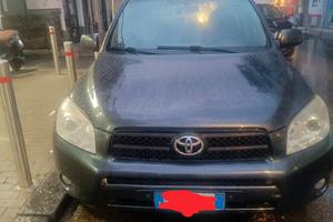Toyota RAV4 con gancio traino omologato a libretto