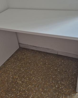 1 SCRIVANIA 20€