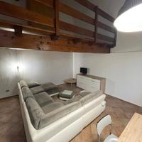 divano a forma di U+tavolino