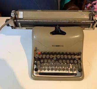 Macchina da scrivere Olivetti M80