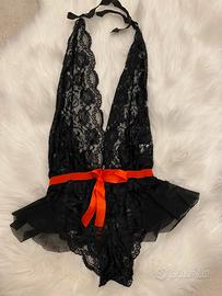 Body in pizzo nero con dettagli rossi