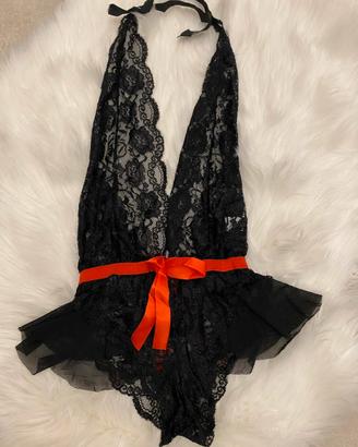 Body in pizzo nero con dettagli rossi