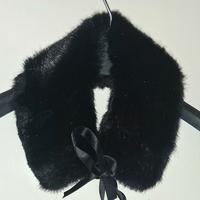 Elegante Colletto in Vera Pelliccia Nera con Fiocc