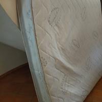 Materasso matrimoniale con rete a doghe