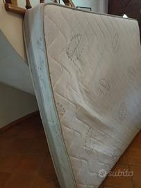 Materasso matrimoniale con rete a doghe