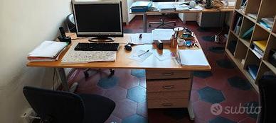 Scrivania da ufficio con cassettiere