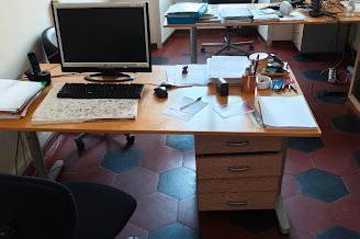 Scrivania da ufficio con cassettiere