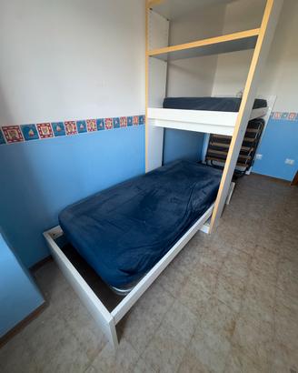 Letto salvaspazio con libreria integrata
