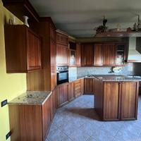 Cucina angolare con elettrodomestici