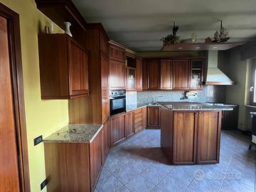 Cucina angolare con elettrodomestici