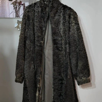 Giaccone in pelliccia di astrakan grigio scuro