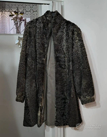 Giaccone in pelliccia di astrakan grigio scuro