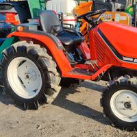 Trattorino agricolo Kubota 4x4 con trincia a mazze