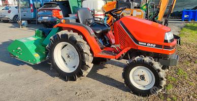 Trattorino agricolo Kubota 4x4 con trincia a mazze