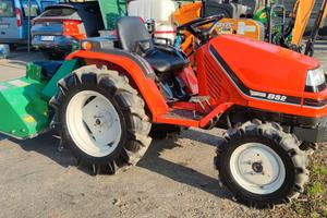 Trattorino agricolo Kubota 4x4 con trincia a mazze