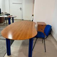 Scrivania ufficio con sedia e cassettiera