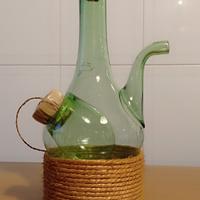 bottiglia in vetro verde con base rivestita