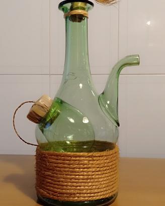 bottiglia in vetro verde con base rivestita