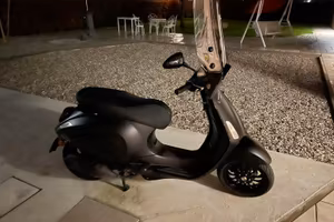vespa 50 sprint notte