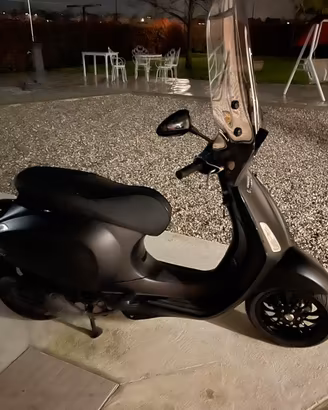 vespa 50 sprint notte