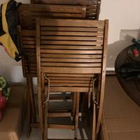 Tavolo in legno e sedie in legno da giardino