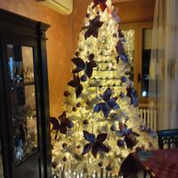 Albero di natale compreso di decorazioni