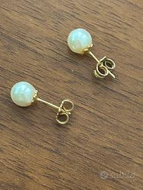 Orecchini in oro con perle